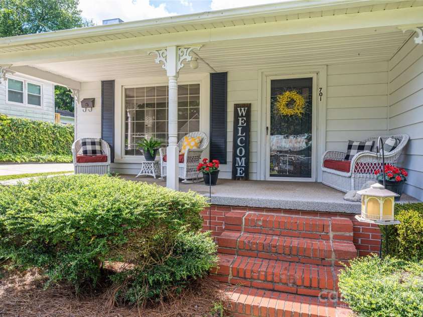 701 State Street, Lincolnton, NC 28092.  MLS# CAR4295048, YatesRealty ID 35344. 