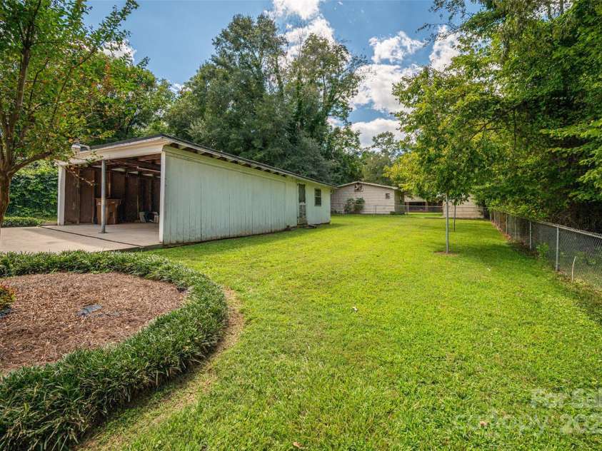 701 State Street, Lincolnton, NC 28092.  MLS# CAR4295048, YatesRealty ID 35344. 