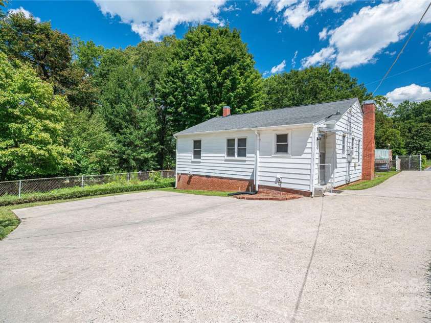 701 State Street, Lincolnton, NC 28092.  MLS# CAR4295048, YatesRealty ID 35344. 