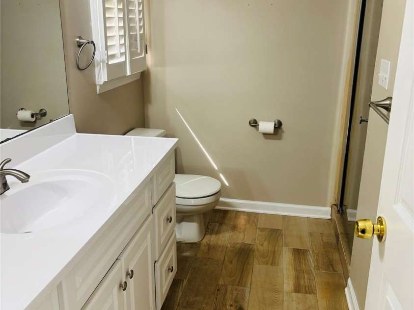 7115 Powder Mill Place, Charlotte, NC 28277.  MLS# CAR4422315, YatesRealty ID 35344. Primary Bath
