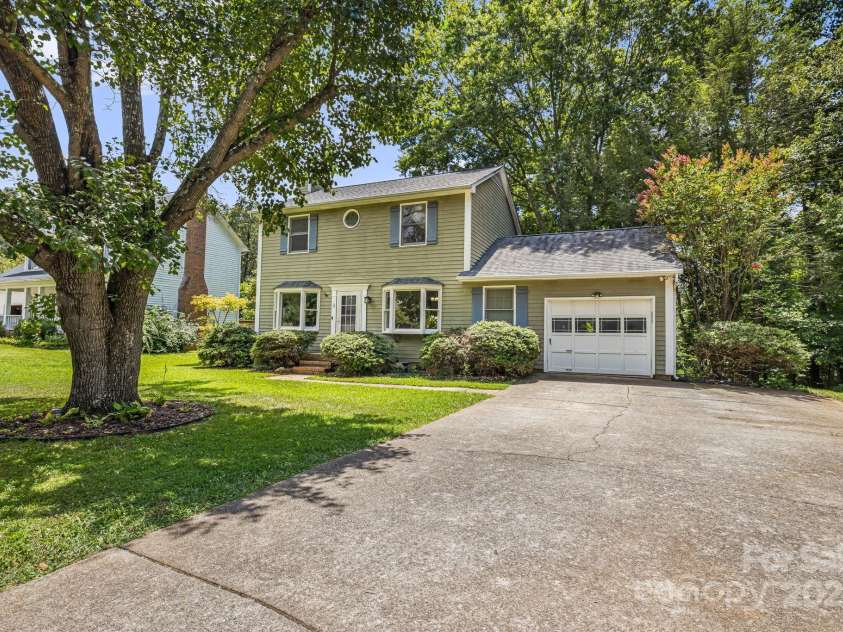 3 Trappers Run Drive, Asheville, NC 28805.  MLS# CAR4286329, YatesRealty ID 35345. 1 car garage