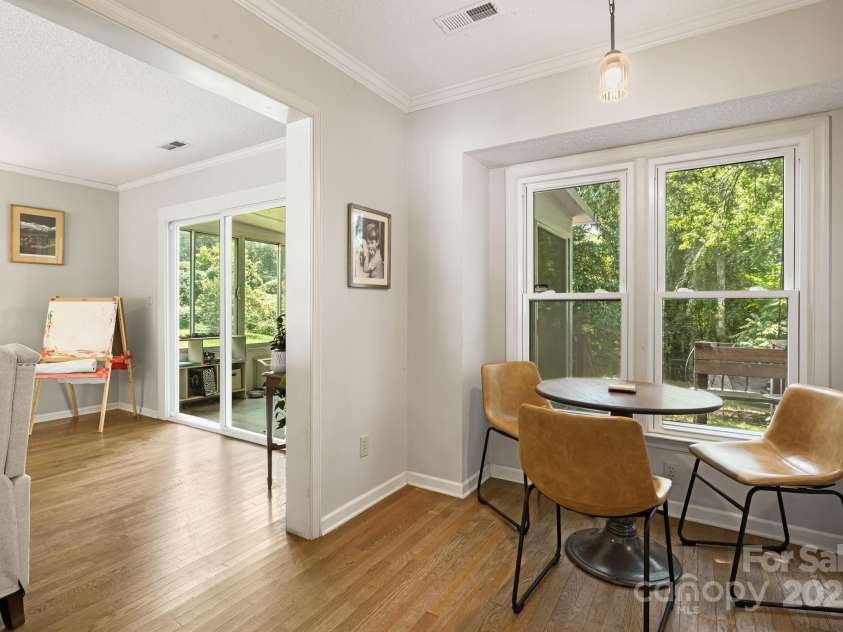 3 Trappers Run Drive, Asheville, NC 28805.  MLS# CAR4286329, YatesRealty ID 35345. Breakfast nook