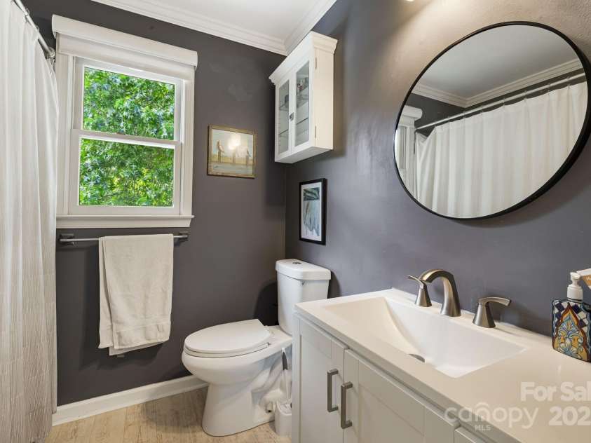 3 Trappers Run Drive, Asheville, NC 28805.  MLS# CAR4286329, YatesRealty ID 35345. Full bath