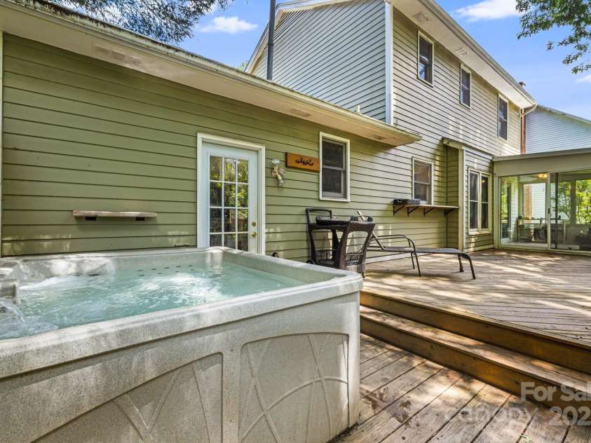 3 Trappers Run Drive, Asheville, NC 28805.  MLS# CAR4286329, YatesRealty ID 35345. Hot tub