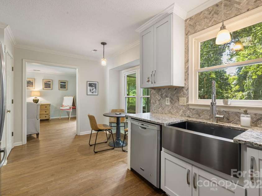 3 Trappers Run Drive, Asheville, NC 28805.  MLS# CAR4286329, YatesRealty ID 35345. Kitchen