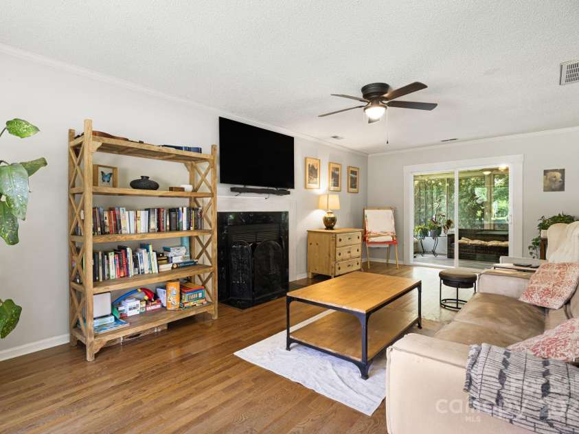 3 Trappers Run Drive, Asheville, NC 28805.  MLS# CAR4286329, YatesRealty ID 35345. Living room