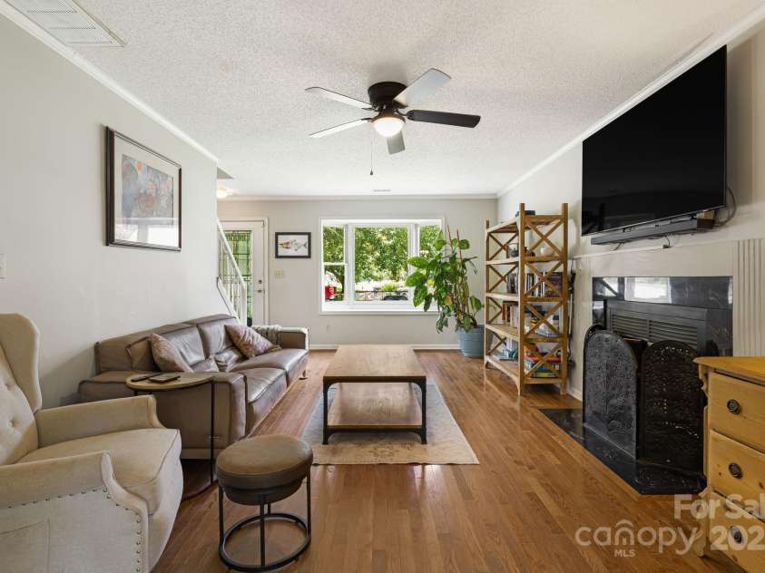 3 Trappers Run Drive, Asheville, NC 28805.  MLS# CAR4286329, YatesRealty ID 35345. Living room