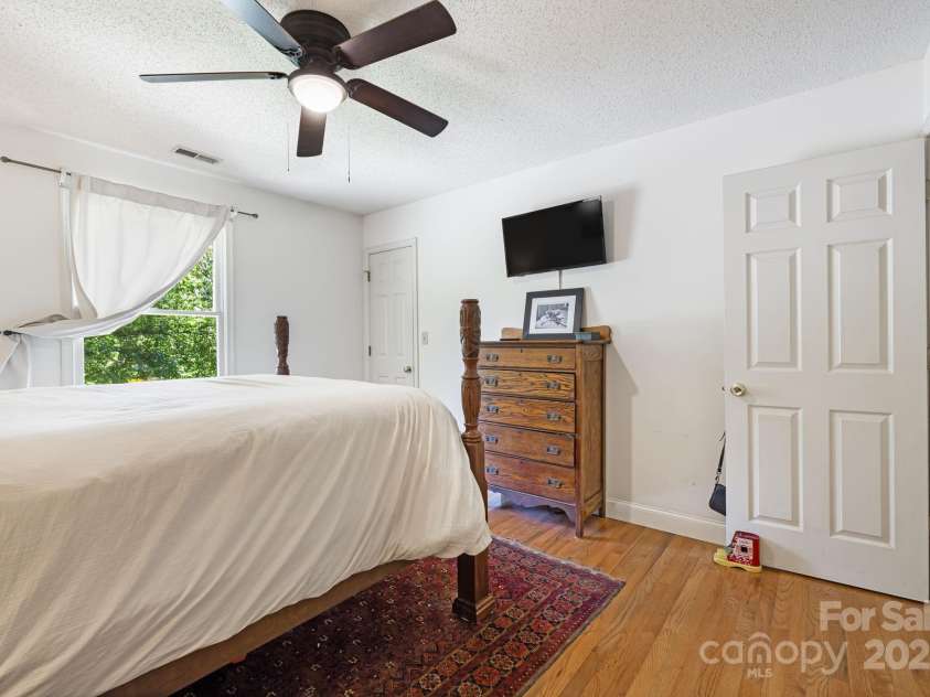 3 Trappers Run Drive, Asheville, NC 28805.  MLS# CAR4286329, YatesRealty ID 35345. Primary bedroom