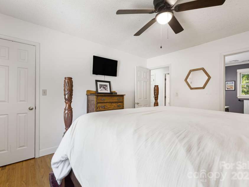 3 Trappers Run Drive, Asheville, NC 28805.  MLS# CAR4286329, YatesRealty ID 35345. Primary bedroom