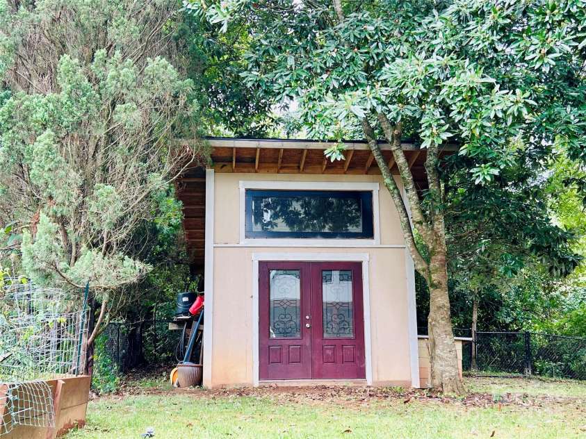3 Trappers Run Drive, Asheville, NC 28805.  MLS# CAR4286329, YatesRealty ID 35345. Studio workshop shed