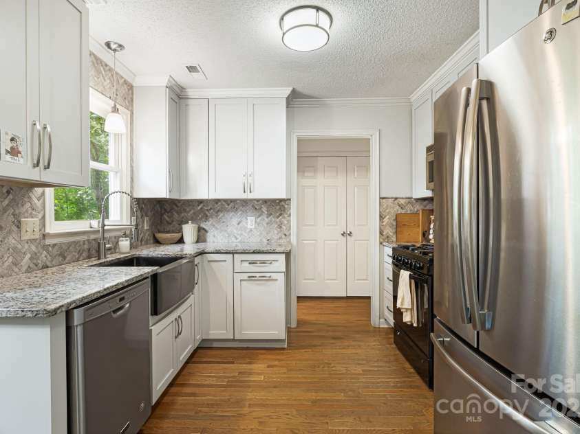 3 Trappers Run Drive, Asheville, NC 28805.  MLS# CAR4286329, YatesRealty ID 35345. Updated kitchen