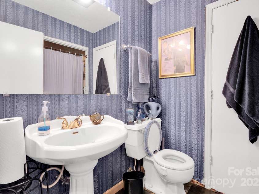 6109 Bent Tree Court, Charlotte, NC 28212.  MLS# CAR4292196, YatesRealty ID 35352. Bathroom
