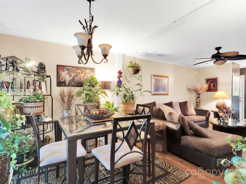 6109 Bent Tree Court, Charlotte, NC 28212.  MLS# CAR4292196, YatesRealty ID 35352. Dining