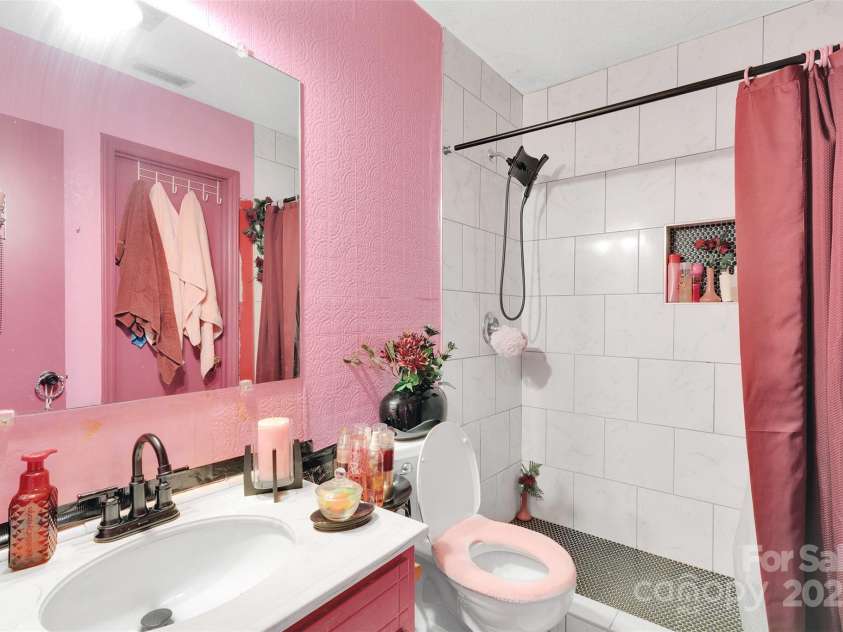 6109 Bent Tree Court, Charlotte, NC 28212.  MLS# CAR4292196, YatesRealty ID 35352. Full Bathroom