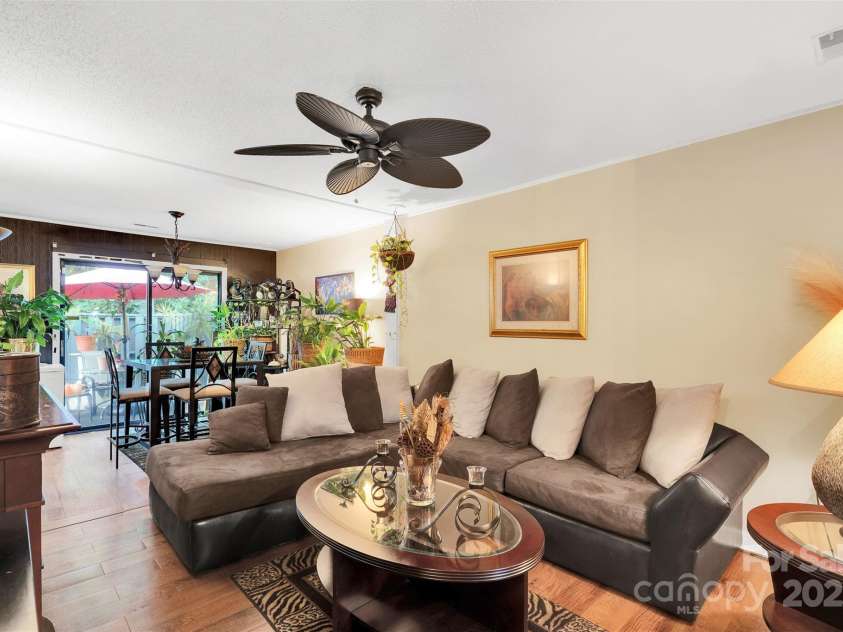 6109 Bent Tree Court, Charlotte, NC 28212.  MLS# CAR4292196, YatesRealty ID 35352. Living Room