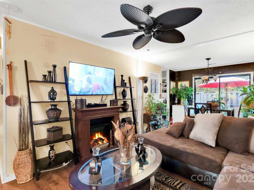 6109 Bent Tree Court, Charlotte, NC 28212.  MLS# CAR4292196, YatesRealty ID 35352. Living Room