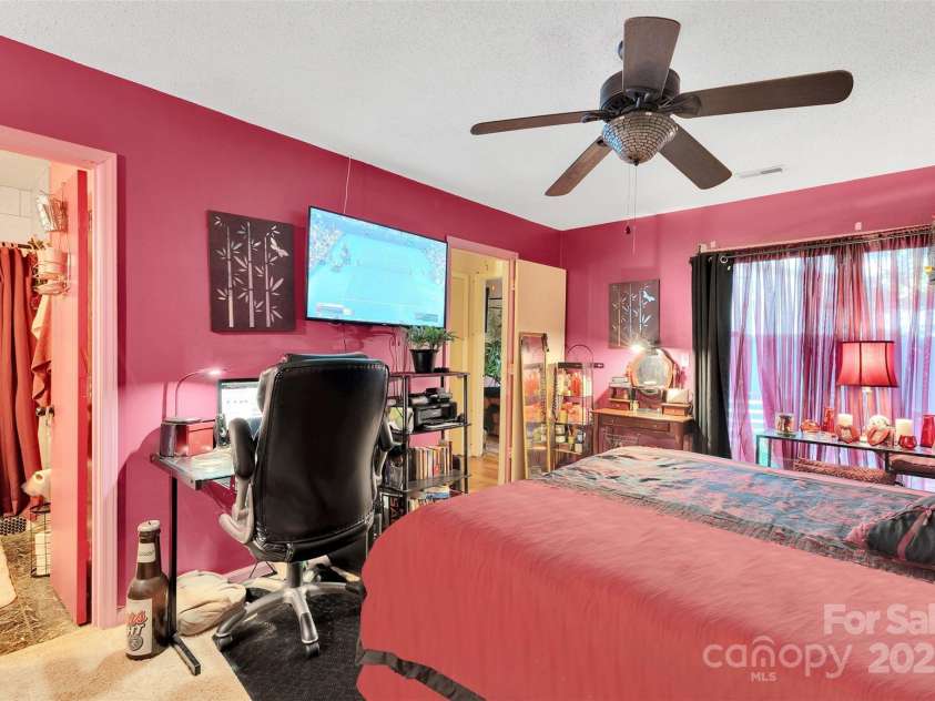 6109 Bent Tree Court, Charlotte, NC 28212.  MLS# CAR4292196, YatesRealty ID 35352. Primary Bedroom