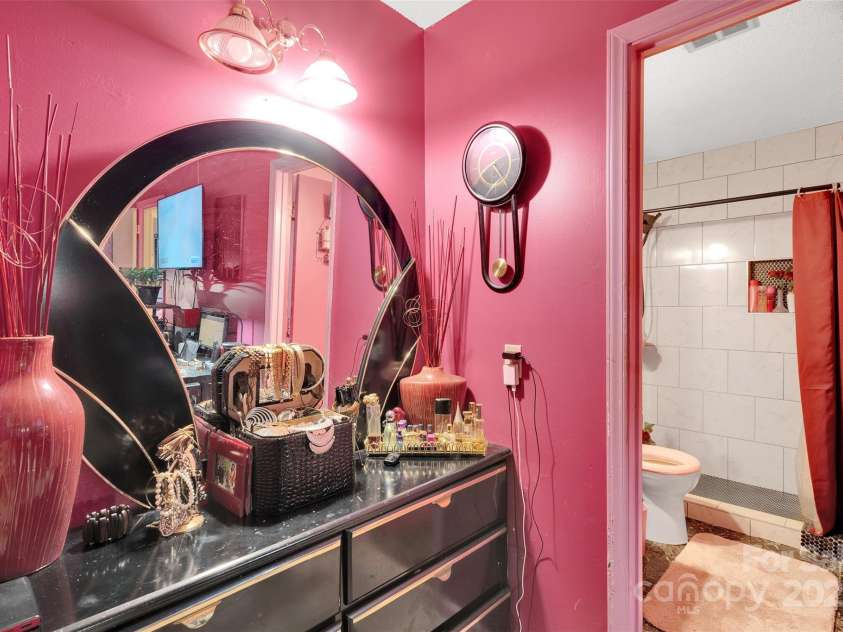 6109 Bent Tree Court, Charlotte, NC 28212.  MLS# CAR4292196, YatesRealty ID 35352. Primary Bedroom
