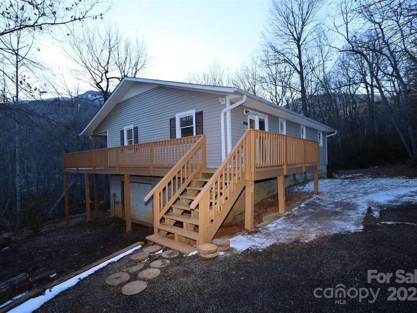 249 Cherry Hollow Road, Burnsville, NC 28714.  MLS# CAR4322750, YatesRealty ID 3536. Semi-Circle Driveway for Easy In & Out!