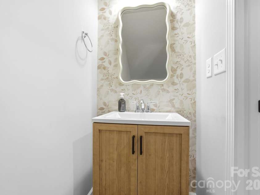 4005 Ruth Creek Court, Charlotte, NC 28216.  MLS# CAR4399048, YatesRealty ID 35364. Half Bath