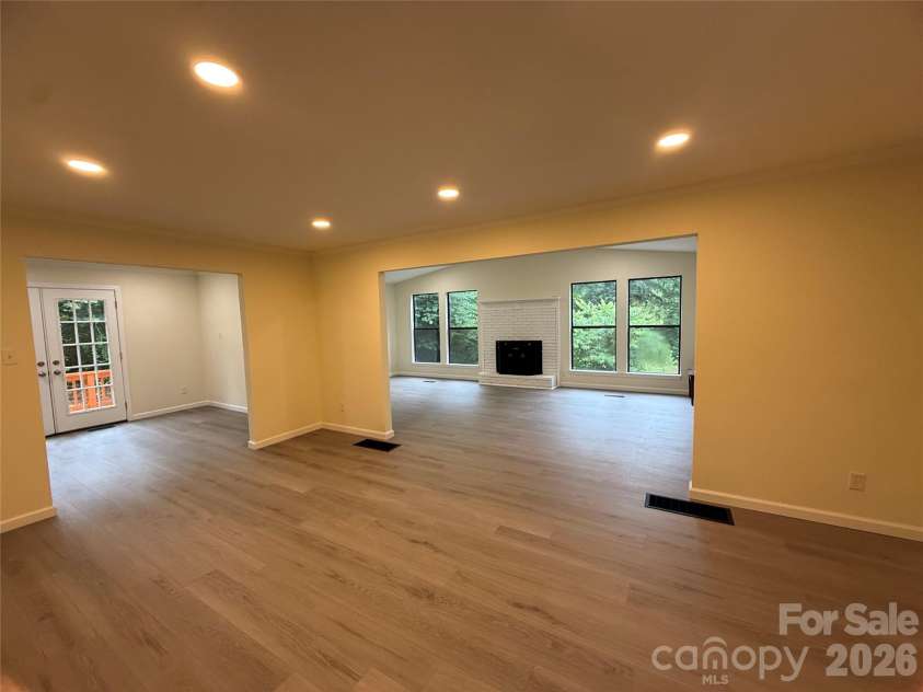 32 Mayfair Drive, Candler, NC 28715.  MLS# CAR4392323, YatesRealty ID 35365. Large living room
