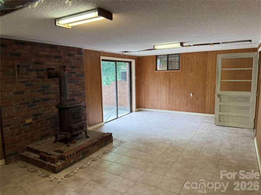 32 Mayfair Drive, Candler, NC 28715.  MLS# CAR4392323, YatesRealty ID 35365. More flex space.