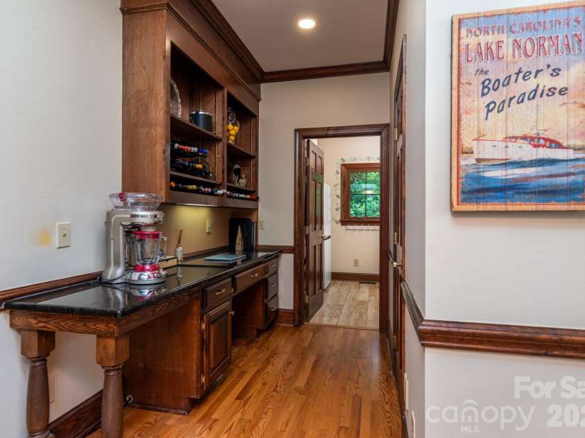 19223 Stableford Lane, Cornelius, NC 28031.  MLS# CAR4395781, YatesRealty ID 35371. Butlers Pantry