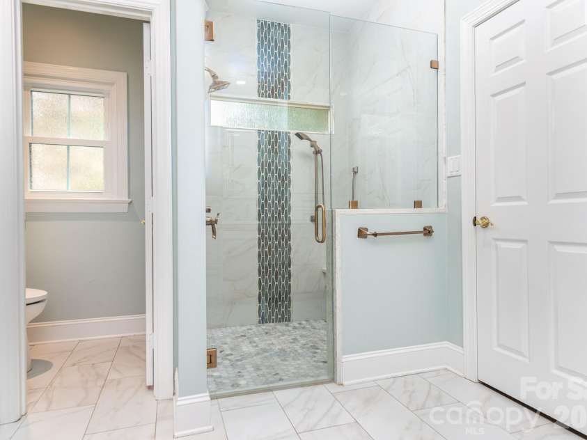 19223 Stableford Lane, Cornelius, NC 28031.  MLS# CAR4395781, YatesRealty ID 35371. Primary Bath