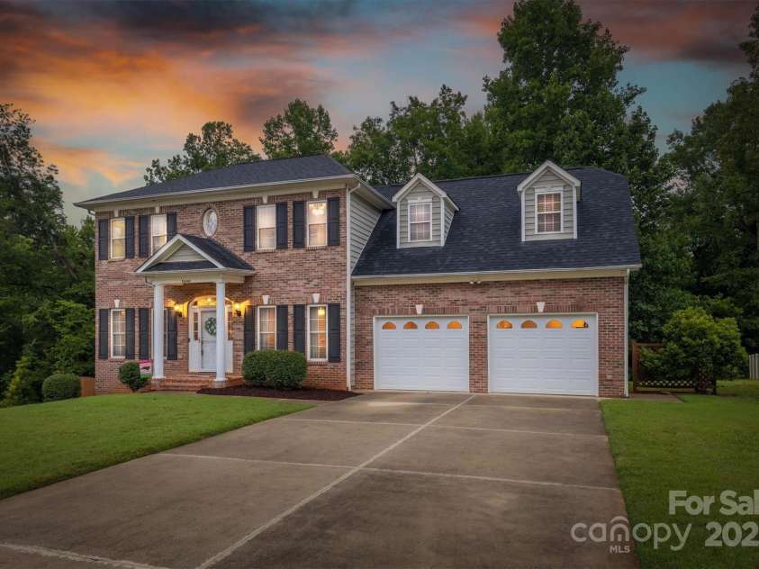 2640 Ironwood Drive, Hickory, NC 28602.  MLS# CAR4280931, YatesRealty ID 35372. 