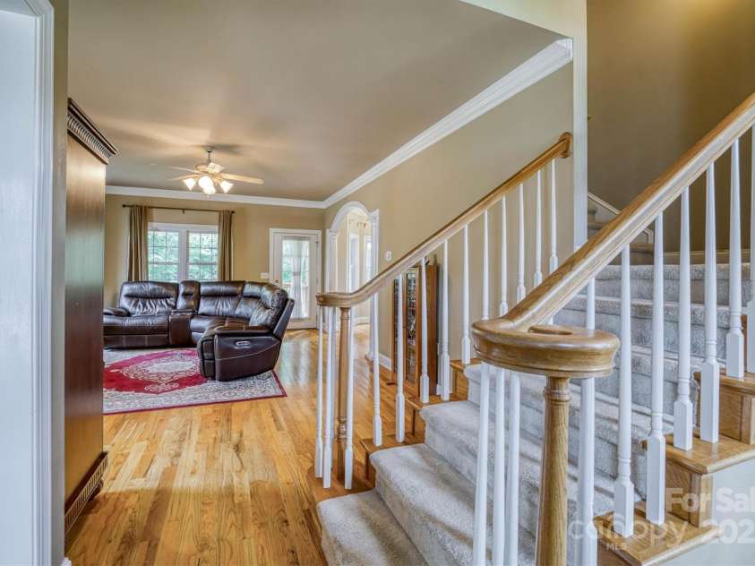 2640 Ironwood Drive, Hickory, NC 28602.  MLS# CAR4280931, YatesRealty ID 35372. 