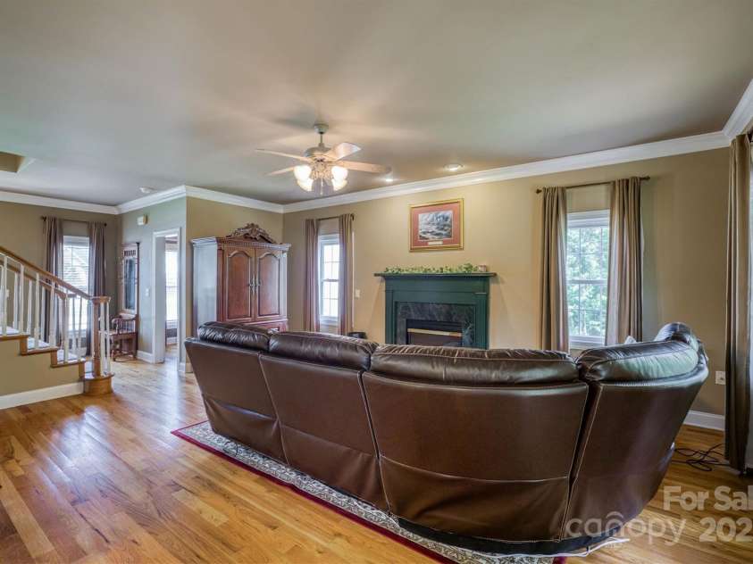 2640 Ironwood Drive, Hickory, NC 28602.  MLS# CAR4280931, YatesRealty ID 35372. 