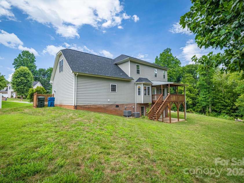 2640 Ironwood Drive, Hickory, NC 28602.  MLS# CAR4280931, YatesRealty ID 35372. 