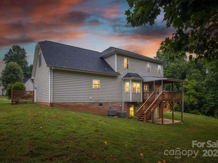 2640 Ironwood Drive, Hickory, NC 28602.  MLS# CAR4280931, YatesRealty ID 35372. 