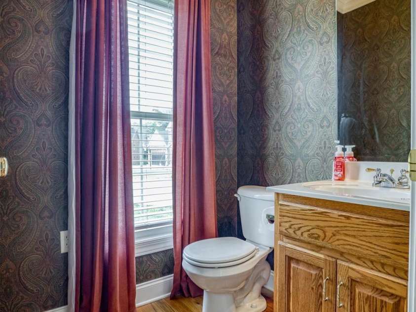 2640 Ironwood Drive, Hickory, NC 28602.  MLS# CAR4280931, YatesRealty ID 35372. Guest Bath off the foyer.