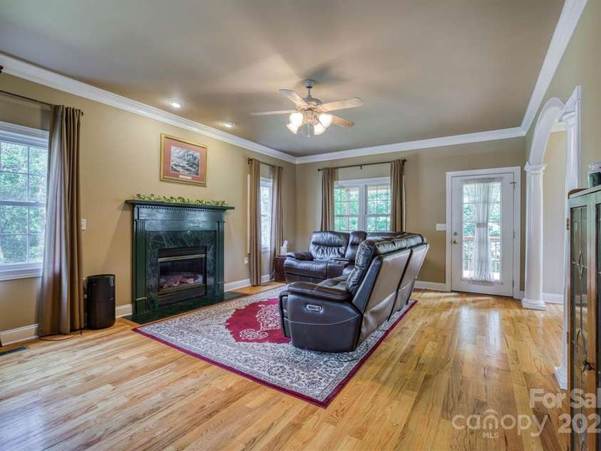 2640 Ironwood Drive, Hickory, NC 28602.  MLS# CAR4280931, YatesRealty ID 35372. Large LR w/ Gas Fireplace