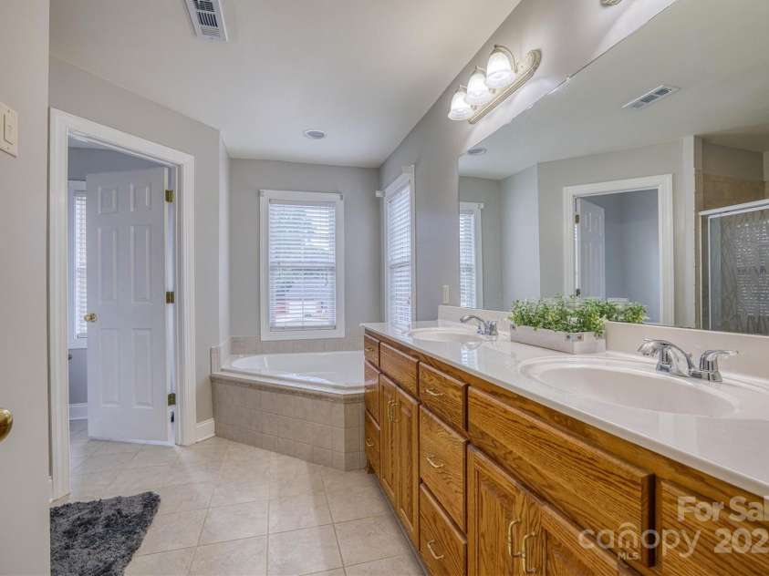 2640 Ironwood Drive, Hickory, NC 28602.  MLS# CAR4280931, YatesRealty ID 35372. Primary Ensuite Bath