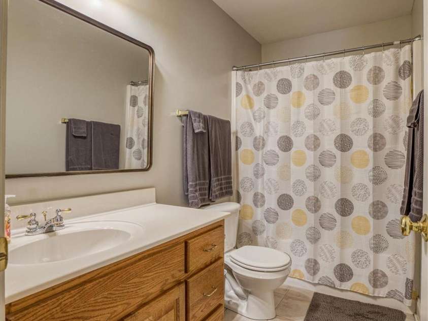 2640 Ironwood Drive, Hickory, NC 28602.  MLS# CAR4280931, YatesRealty ID 35372. Upstairs Hall bath