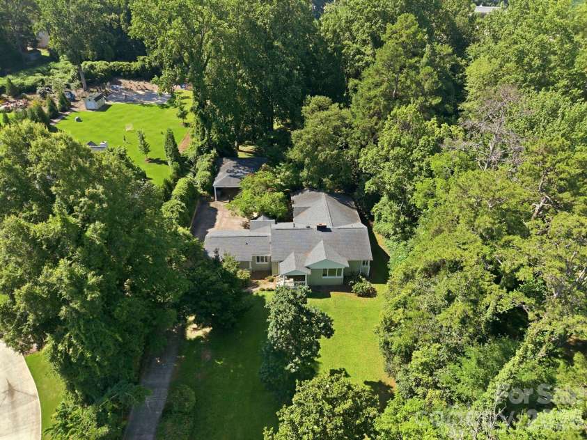 827 Jefferson Drive, Charlotte, NC 28270.  MLS# CAR4396341, YatesRealty ID 35374. 