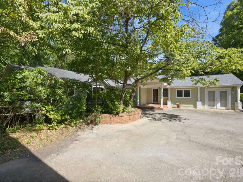 827 Jefferson Drive, Charlotte, NC 28270.  MLS# CAR4396341, YatesRealty ID 35374. 