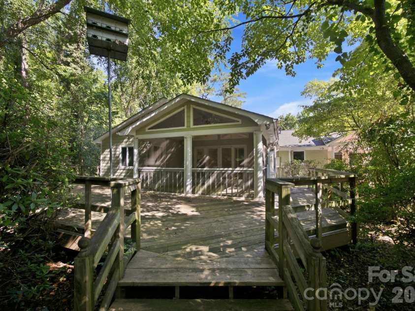 827 Jefferson Drive, Charlotte, NC 28270.  MLS# CAR4396341, YatesRealty ID 35374. 