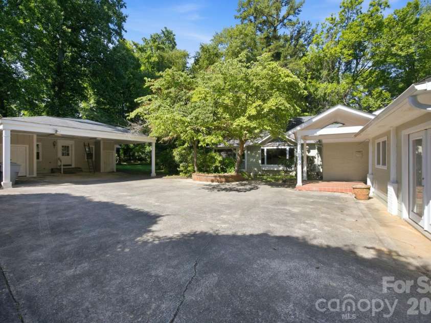 827 Jefferson Drive, Charlotte, NC 28270.  MLS# CAR4396341, YatesRealty ID 35374. 