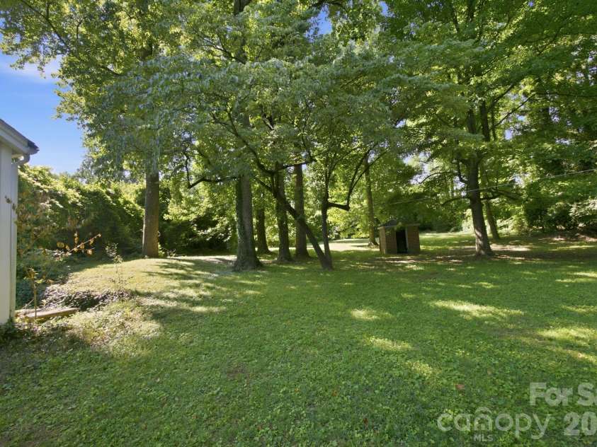827 Jefferson Drive, Charlotte, NC 28270.  MLS# CAR4396341, YatesRealty ID 35374. 