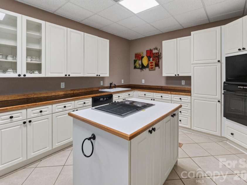 105 Quail Lane, Mooresville, NC 28117.  MLS# CAR4394602, YatesRealty ID 35375. Full kitchen in basement