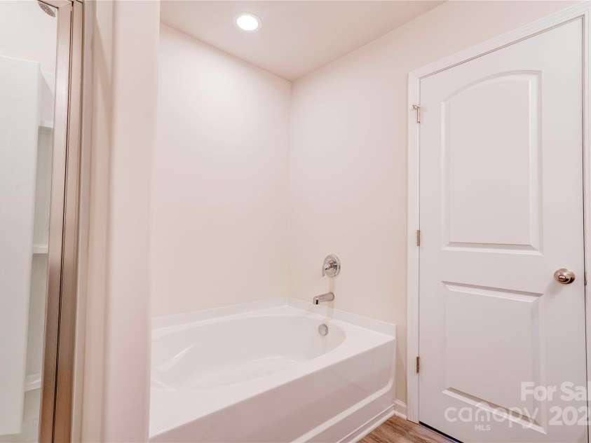 1231 Lithia Springs Road, Shelby, NC 28150.  MLS# CAR4295900, YatesRealty ID 35376. Primary Garden Tub