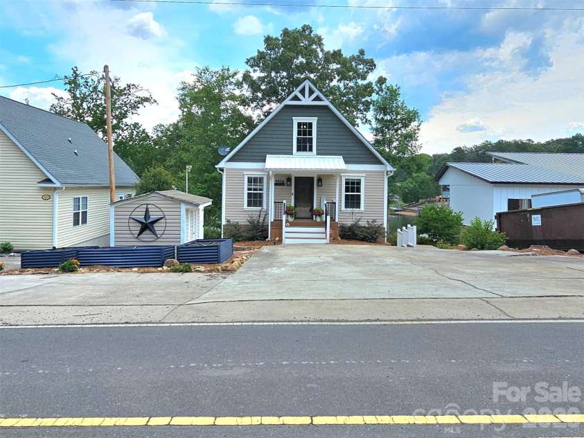 3526 Pinehaven Drive, New London, NC 28127.  MLS# CAR4397481, YatesRealty ID 35376. 