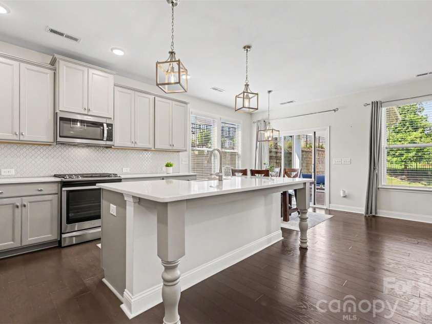 6247 Six String Court, Fort Mill, SC 29708.  MLS# CAR4337495, YatesRealty ID 35379. Kitchen with island