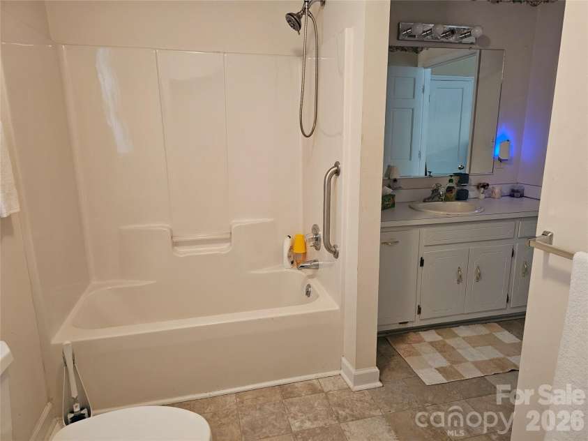 711 Chesterfield Avenue, Lancaster, SC 29720.  MLS# CAR4309503, YatesRealty ID 3538. 