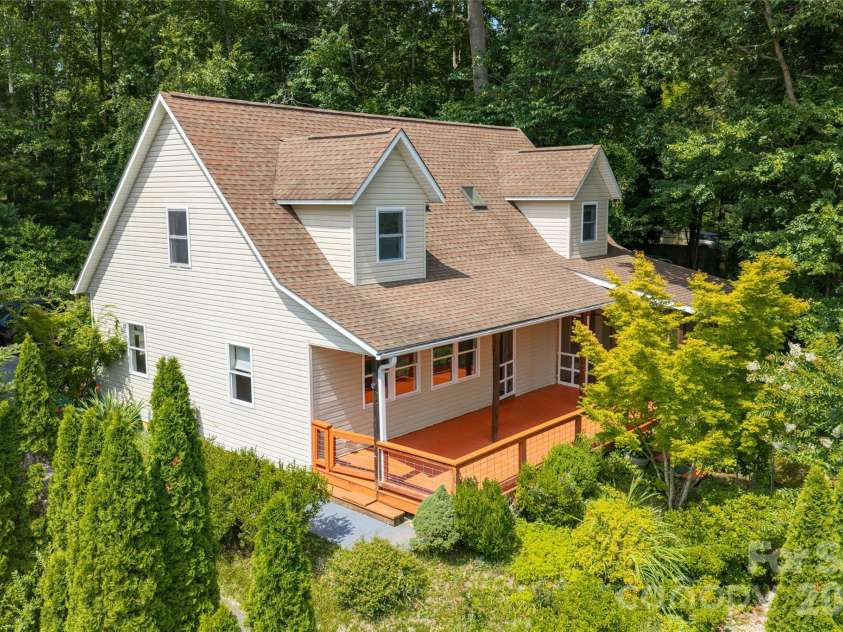 847 Lakeside Drive, Hendersonville, NC 28739.  MLS# CAR4398073, YatesRealty ID 35381. Deck & porch