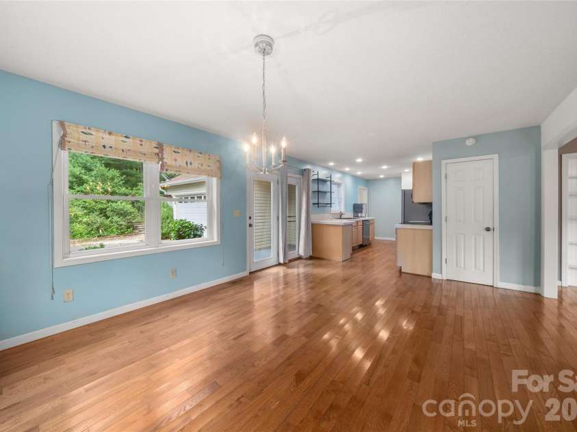 847 Lakeside Drive, Hendersonville, NC 28739.  MLS# CAR4398073, YatesRealty ID 35381. Dining and kitchen