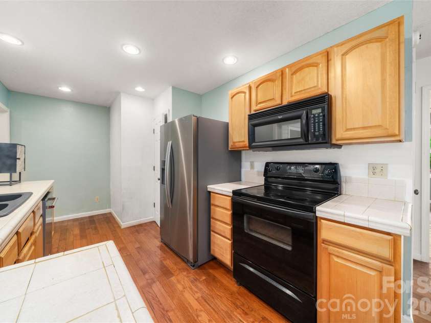 847 Lakeside Drive, Hendersonville, NC 28739.  MLS# CAR4398073, YatesRealty ID 35381. Kitchen